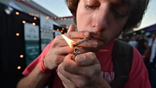 Un uomo si fa una canna nell'ambito dell'annuale DOPE Cup, competizione di cannabis a Portland, Oregon, il 4 ottobre 2015