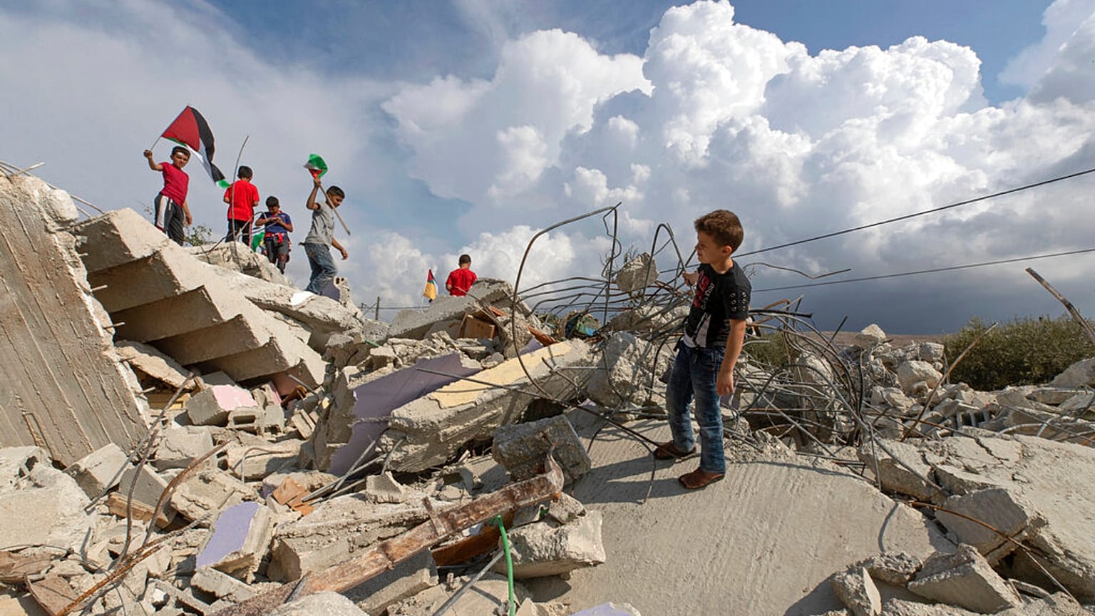 Palesztin zászlót lengető gyerekek a romokon / Nablus, PALESTINIAN TERRITORIES