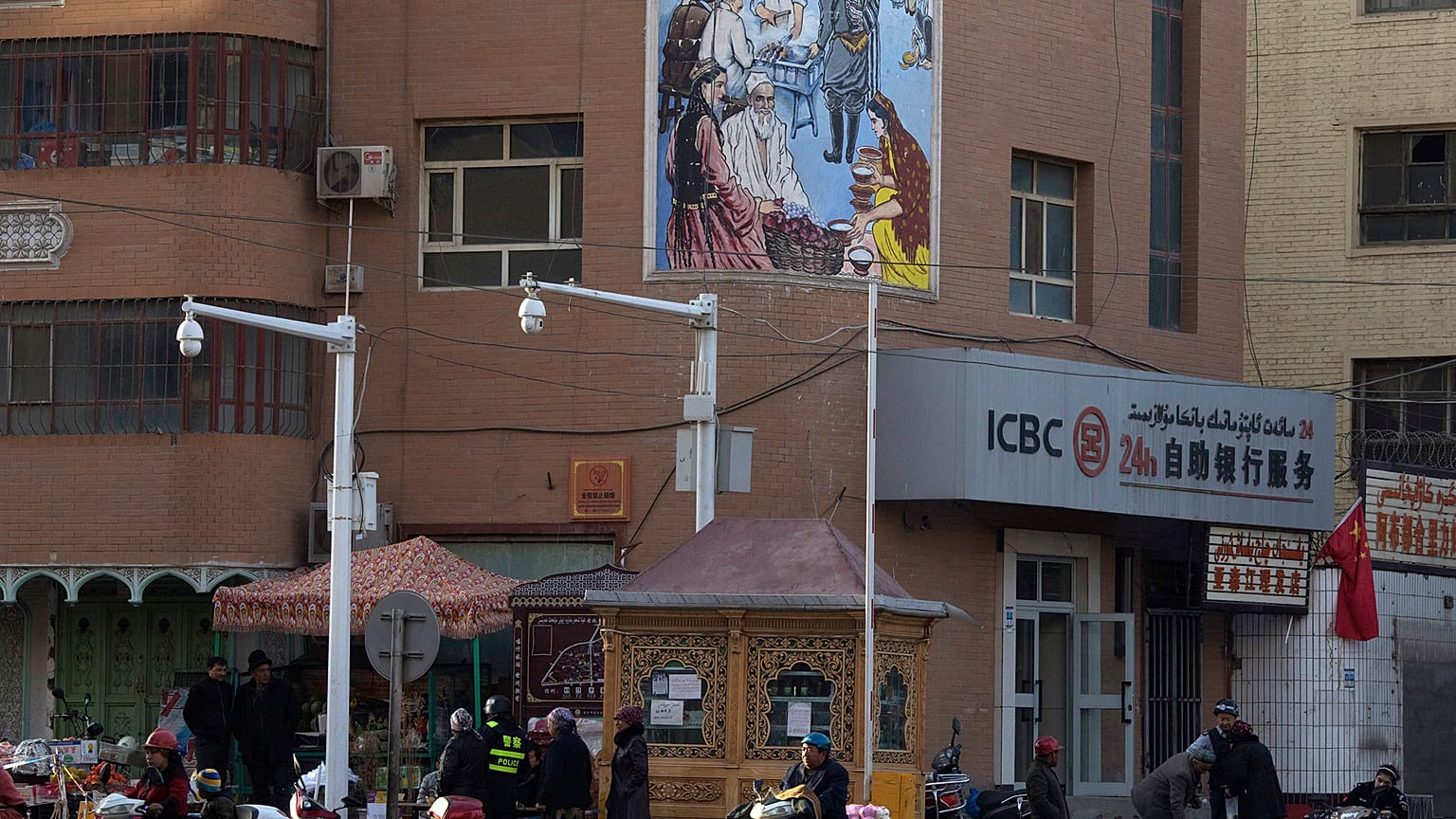 Doğu Türkistan'ın Kaşgar kentinde bir mahalleye yerleştirilen kameralar 