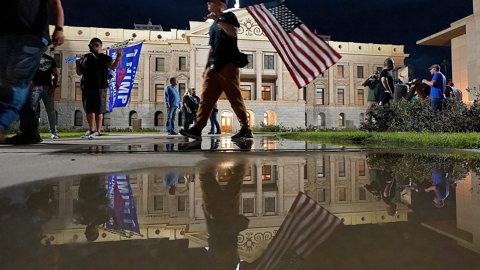 Un gruppo di sostenitori di Trump davanti al Campidoglio di Phoenix, sede governativa dell'Arizona