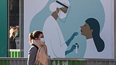 أمام إحدى الصيدليات الباريسية 