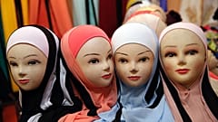 Более половины французов-мусульман в возрасте до 25 лет (57%) считают, что законы шариата важнее, чем законы республики