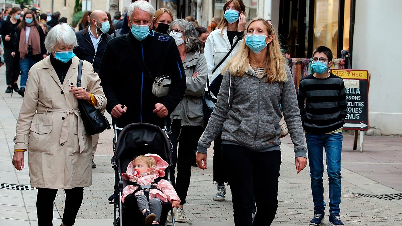 Fransa'nın Saint Jean de Luz kentinde sokakta yürüyen vatandaşlar 