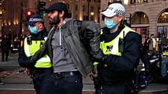 Arrestation d'un manifestant à Londres, 5 novembre 2020