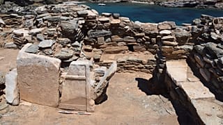 Στη φωτογραφία μαρμάρινο τραπεζοφόρο σε δύο θραύσματα με απόληξη λεοντοπόδαρου, σε β’ χρήση στο Βόρειο κλίτος της εκκλησίας.