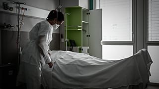 Une soignante recouvre le corps d'un patient contaminé par le Covid-19 - Hôpital R. Boulin à Libourne (France), le 06/11/2020