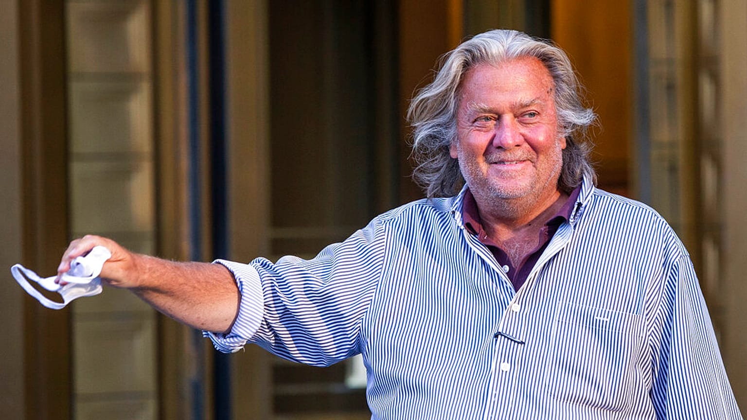 Trumps früherer Chef-Stratege Steve Bannon verlässt ein Gericht in New York, 20.08.20