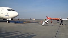 Russlands stärkster Mann schleppt Boeing ab