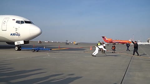 Russlands stärkster Mann schleppt Boeing ab