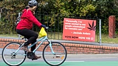 Plakát a népszavazás előtti napokban a marihuána legalizálása mellett