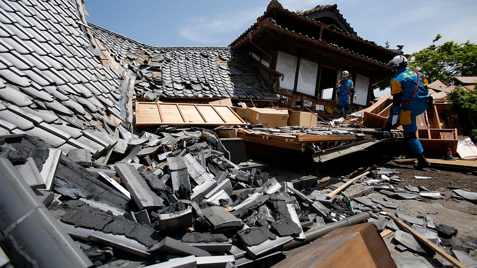 Japonya'nın güneyindeki 2016 depreminde yıkılan bir ev (Arşiv) 