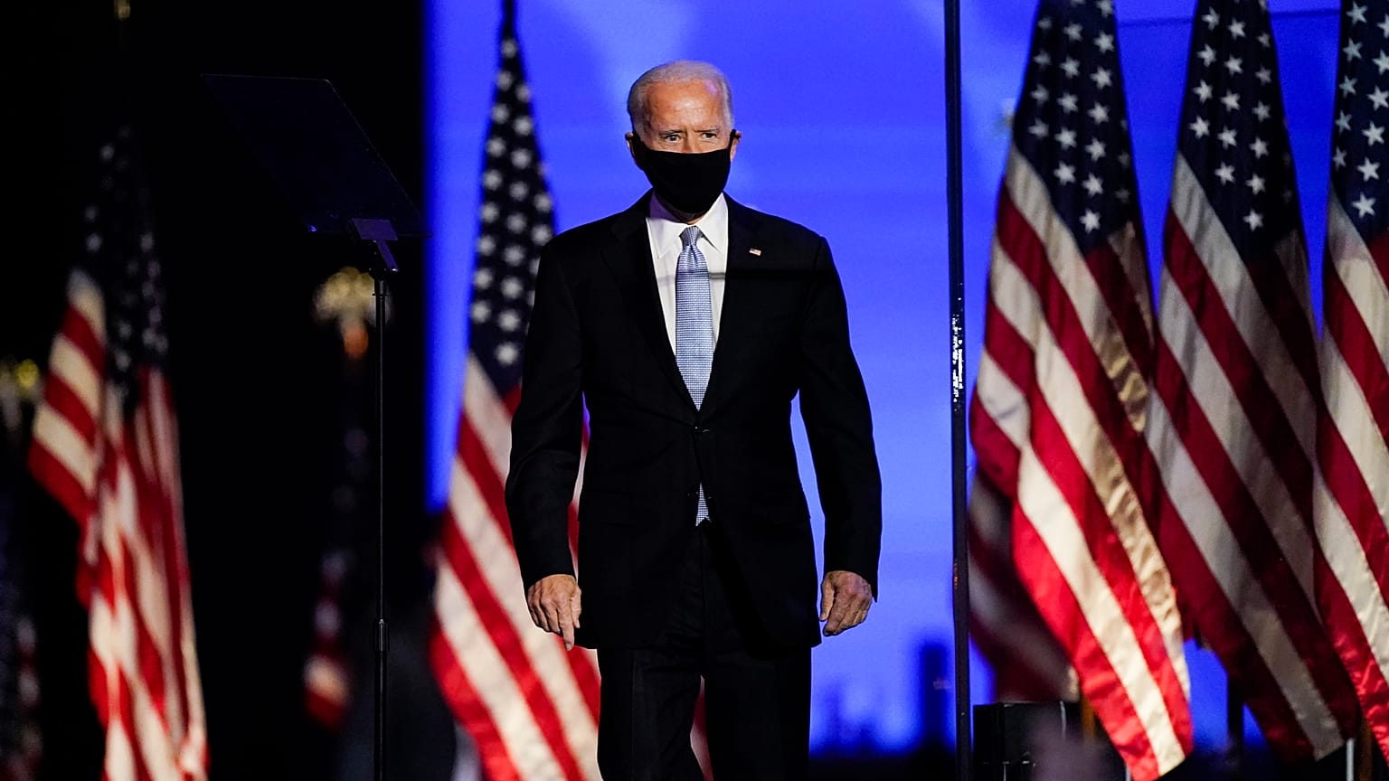 Joe Biden sale sul palco per pronunciare il suo discorso della vittoria