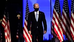 Joe Biden sale sul palco per pronunciare il suo discorso della vittoria
