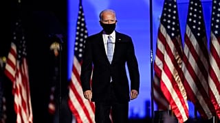 Joe Biden sale sul palco per pronunciare il suo discorso della vittoria