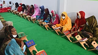 Bangladeş Dawatul Islam Tritio Linger Medresesi'nde Kur'an dersi için hazırlanan trans bireyler 