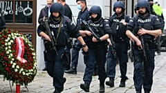 Erősen felfegyverzett utcai járőrözés Bécsben, a terrortámadás után