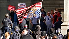 Pensylvania'da seçim sandıkları önünde Trump yanlılarının protestoları sürüyor.