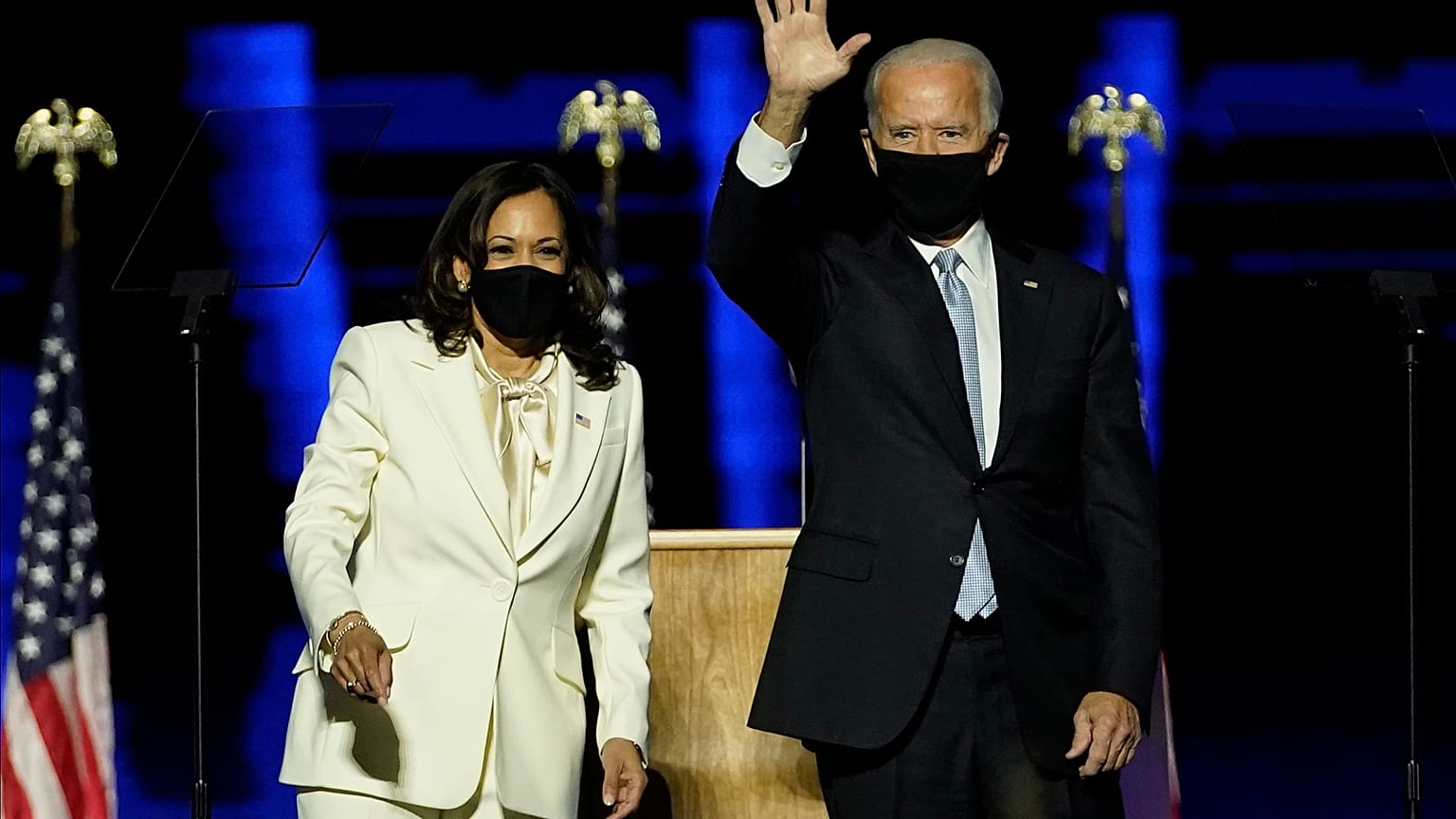 El presidente electo Joe Biden y la vicepresidenta electa Kamala Harris al pronunciar su primer discurso oficial.