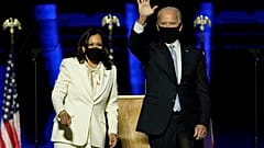 El presidente electo Joe Biden y la vicepresidenta electa Kamala Harris al pronunciar su primer discurso oficial.
