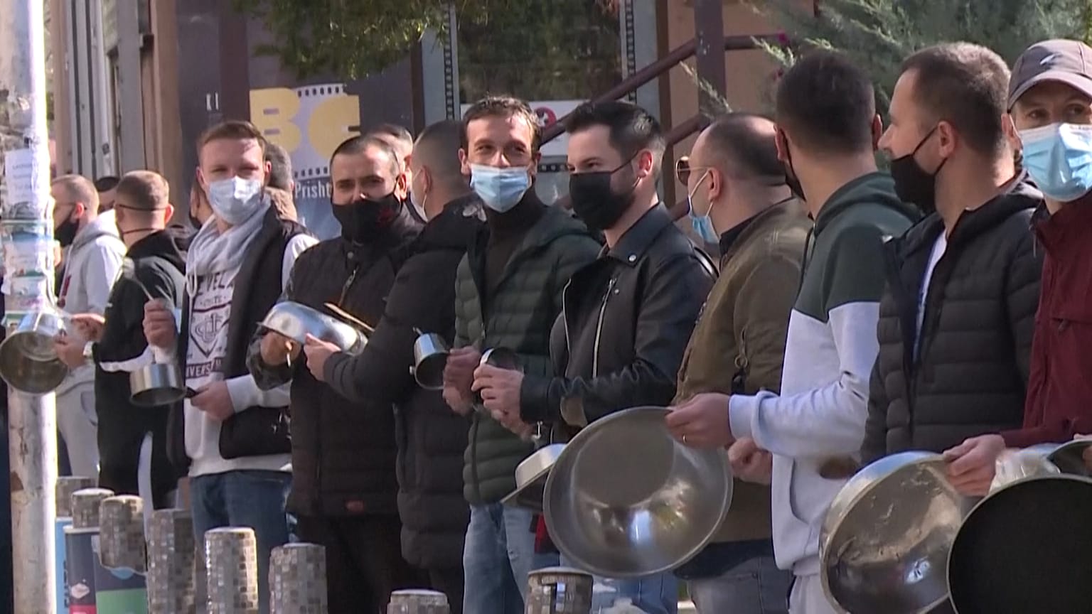 Corona-Beschränkungen im Kosovo: Gastronomie protestiert mit Töpfen