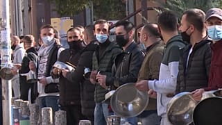رستوران‌داران کوزوویی با نواختن قابلمه‌های خالی به دولت اعتراض کردند