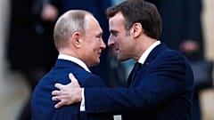 Rusya Devlet Başkanı Vladimir Putin (solda), Fransa Cumhurbaşkanı Emmnuel Macron (sağda)