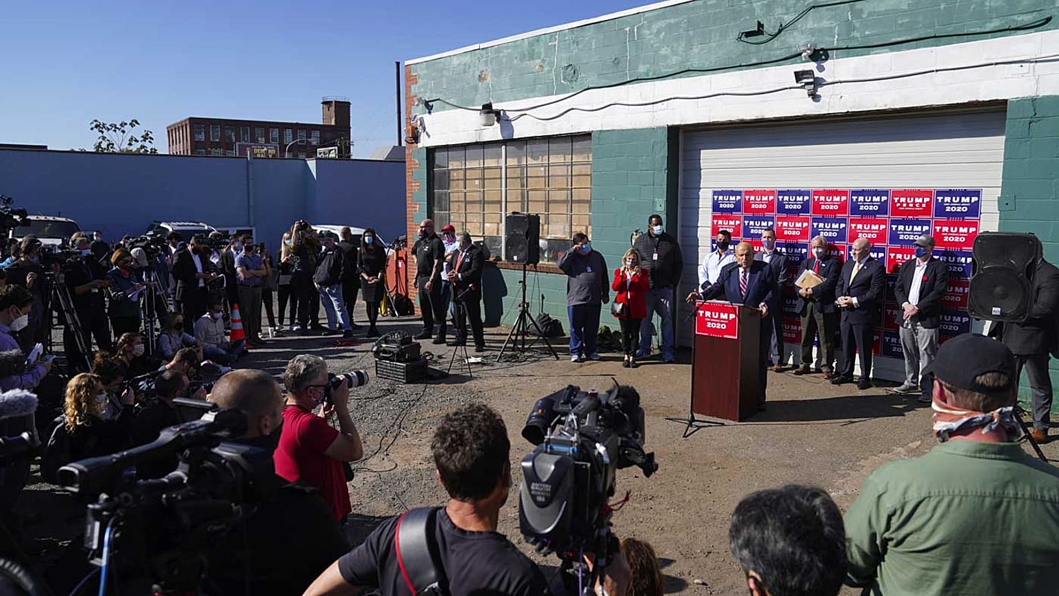 L'ex sindaco di New York e avvocato di Trump, Rudy Giuliani, nel corso della conferenza stampa convocata a Philadelpia il 7 novembre 2020