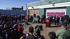 L'ex sindaco di New York e avvocato di Trump, Rudy Giuliani, nel corso della conferenza stampa convocata a Philadelpia il 7 novembre 2020