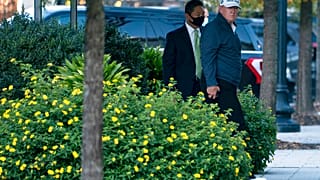 Трамп играет в гольф и готовится оспаривать результаты