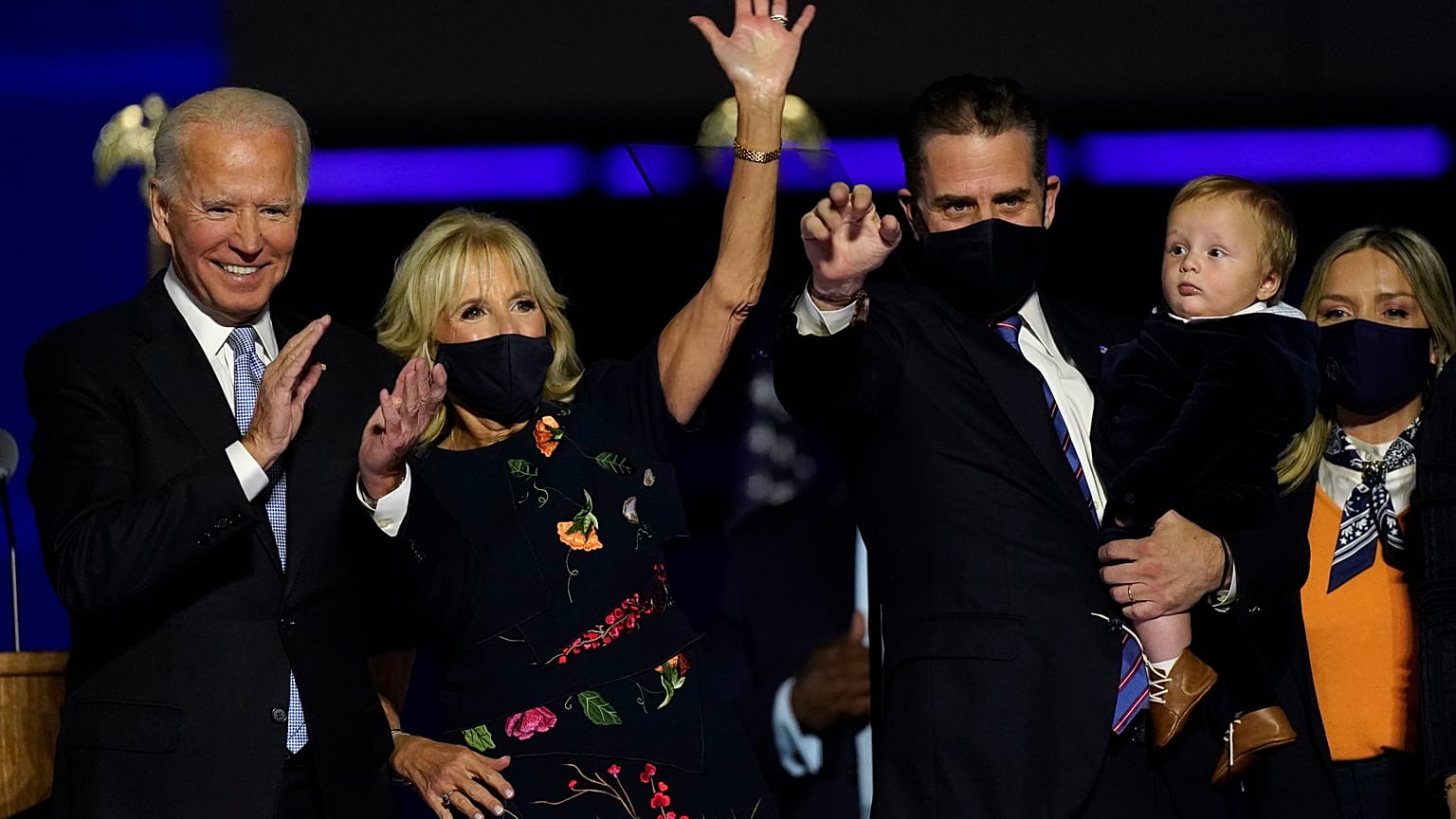 Der designierte Präsident Joe Biden mit seiner Frau Jill Biden und seiner Familie nach dem Wahlsieg in Wilmington