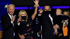 Der designierte Präsident Joe Biden mit seiner Frau Jill Biden und seiner Familie nach dem Wahlsieg in Wilmington