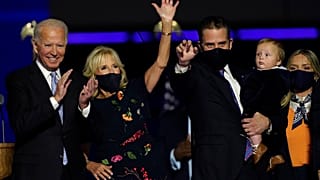 Der designierte Präsident Joe Biden mit seiner Frau Jill Biden und seiner Familie nach dem Wahlsieg in Wilmington
