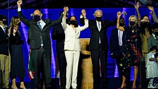 Joe Biden és csapata ünnepel