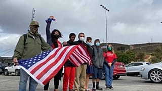Un colectivo a favor de los migrantes celebra en Tijuana la victoria de Joe Biden