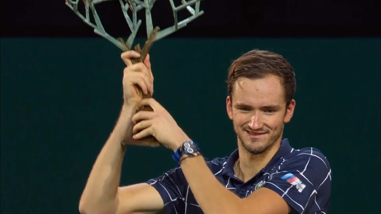Daniil Medvedev avec le trophée du Masters 1000 de Paris-Bercy