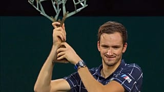 Daniil Medvedev avec le trophée du Masters 1000 de Paris-Bercy
