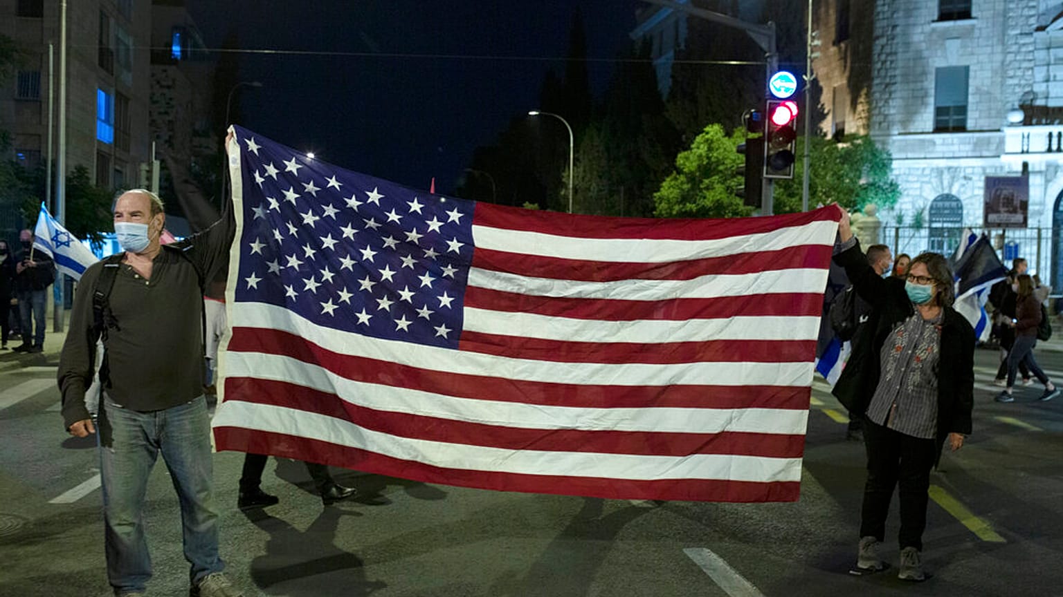 Manifestantes israelitas seguram bandeira dos EUA após vitória de Biden
