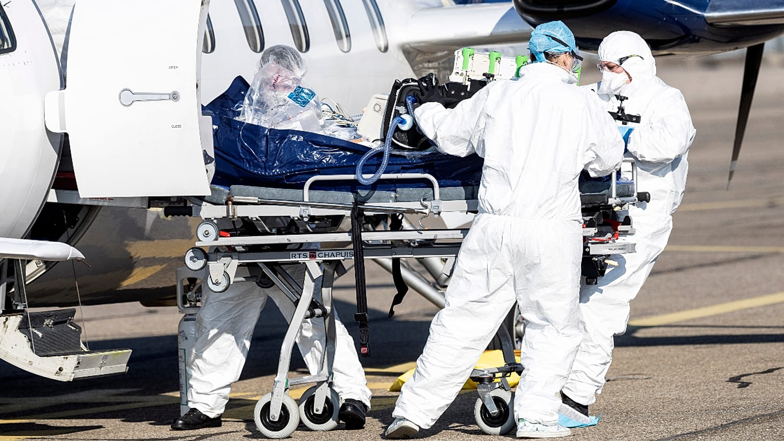 Hospitais franceses estão a transferir doentes devido à falta de camas nas UCI