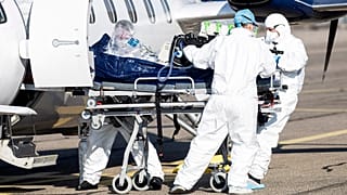 Hospitais franceses estão a transferir doentes devido à falta de camas nas UCI