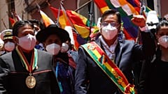 Luis Arce saluda levantando el puño izquierdo tras su investidura como nuevo presidente de Bolivia