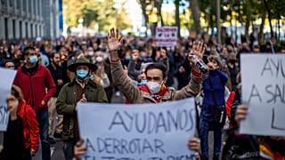İspanya'nın başkenti Madrid'de bir grup, koronavirüs salgınına yönelik tedbirleri protesto etti