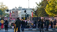 Die Plakatwand aus der Partynacht vor dem Weißen Haus zieht viele Schaulustige an