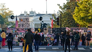 Die Plakatwand aus der Partynacht vor dem Weißen Haus zieht viele Schaulustige an