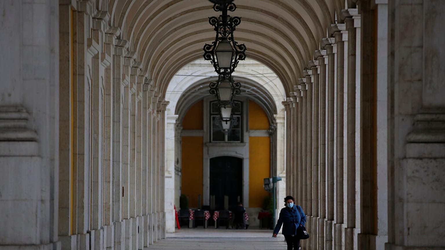 Uma mulher com máscara na baixa de Lisboa