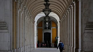 Uma mulher com máscara na baixa de Lisboa