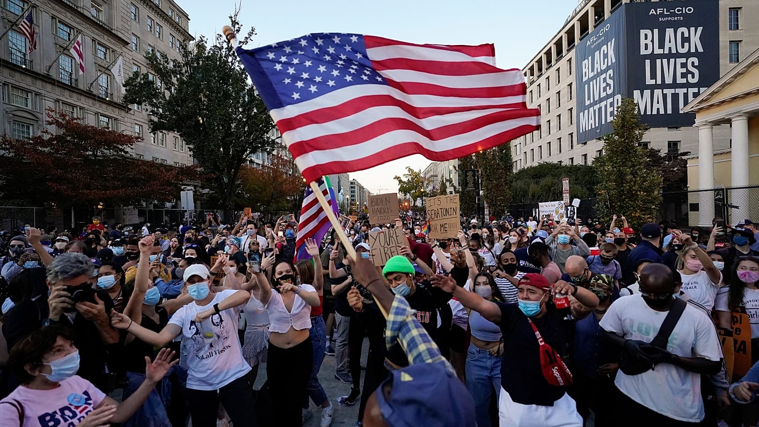 Des Américains rassemblés sur Black Lives Matter Plaza en face de la Maison Blanche à Washington fêtent la victoire de Joe Biden, 8 novembre 2020
