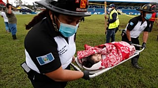 Una niña es evacuada en San Cristóbal Verapaz, Guatemala