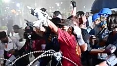 Manifestanti sfidano i cannoni ad acqua 