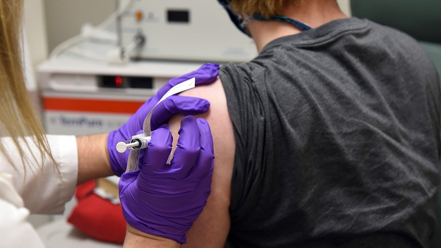 La foto de archivo proporcionada por la Escuela de Medicina de la Universidad de Maryland, muestra al primer paciente inscrito en el ensayo clínico de la vacuna contra el cor