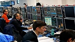 متدالون في سوق العملات  خلال جلسة مضاربة في باريس ، فرنسا ، الثلاثاء ، 6 فبراير ، 2018.
